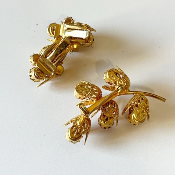 Vintage Red Rhinestone Flower Floral Bunch Leaves Filigree Brooch & Clip Earring - Picture 2 of 2